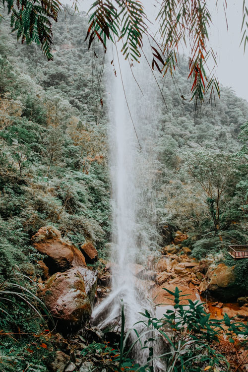 Hinter dem Motian Waterfall